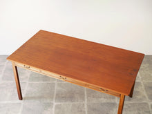 画像をギャラリービューアに読み込む, Danish cabinetmaker Desk of mahogany with three drawers