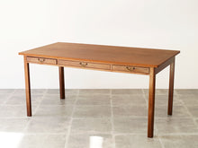 画像をギャラリービューアに読み込む, Danish cabinetmaker Desk of mahogany with three drawers