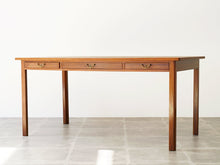 画像をギャラリービューアに読み込む, Danish cabinetmaker Desk of mahogany with three drawers