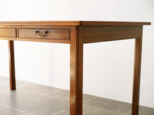 画像をギャラリービューアに読み込む, Danish cabinetmaker Desk of mahogany with three drawers
