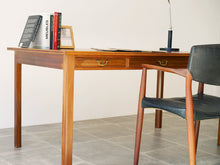 画像をギャラリービューアに読み込む, Danish cabinetmaker Desk of mahogany with three drawers