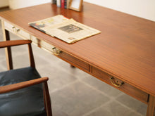 画像をギャラリービューアに読み込む, Danish cabinetmaker Desk of mahogany with three drawers