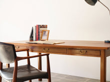 画像をギャラリービューアに読み込む, Danish cabinetmaker Desk of mahogany with three drawers