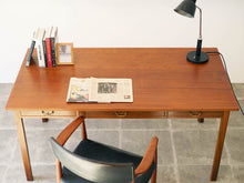 画像をギャラリービューアに読み込む, Danish cabinetmaker Desk of mahogany with three drawers