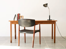 画像をギャラリービューアに読み込む, Danish cabinetmaker Desk of mahogany with three drawers