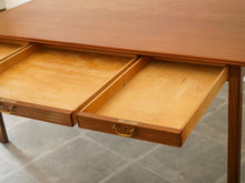 画像をギャラリービューアに読み込む, Danish cabinetmaker Desk of mahogany with three drawers