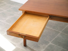 画像をギャラリービューアに読み込む, Danish cabinetmaker Desk of mahogany with three drawers