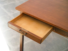 画像をギャラリービューアに読み込む, Danish cabinetmaker Desk of mahogany with three drawers