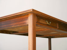 画像をギャラリービューアに読み込む, Danish cabinetmaker Desk of mahogany with three drawers