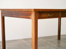 画像をギャラリービューアに読み込む, Danish cabinetmaker Desk of mahogany with three drawers