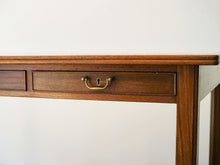 画像をギャラリービューアに読み込む, Danish cabinetmaker Desk of mahogany with three drawers