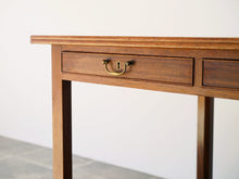 画像をギャラリービューアに読み込む, Danish cabinetmaker Desk of mahogany with three drawers