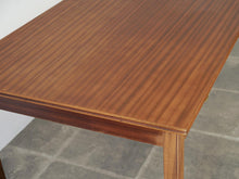 画像をギャラリービューアに読み込む, Danish cabinetmaker Desk of mahogany with three drawers