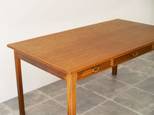 画像をギャラリービューアに読み込む, Danish cabinetmaker Desk of mahogany with three drawers