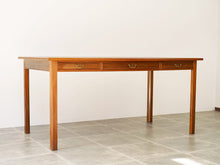 画像をギャラリービューアに読み込む, Danish cabinetmaker Desk of mahogany with three drawers