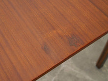 画像をギャラリービューアに読み込む, Danish cabinetmaker Desk of mahogany with three drawers