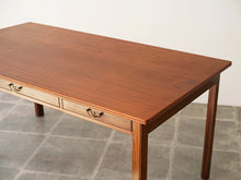 画像をギャラリービューアに読み込む, Danish cabinetmaker Desk of mahogany with three drawers
