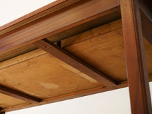 画像をギャラリービューアに読み込む, Danish cabinetmaker Desk of mahogany with three drawers