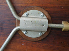 画像をギャラリービューアに読み込む, アルネ・ヤコブセンのアントチェア ローズウッドの三本脚 アントチェアの裏面 フリッツハンセンの刻印