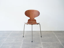 画像をギャラリービューアに読み込む, アルネ・ヤコブセンのアントチェア ローズウッドの三本脚