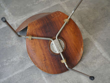 画像をギャラリービューアに読み込む, アルネ・ヤコブセンのアントチェア ローズウッドの三本脚 アントチェアの裏面