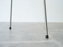 画像をギャラリービューアに読み込む, アルネ・ヤコブセンのアントチェア ローズウッドの三本脚 アントチェアの脚先