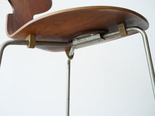 画像をギャラリービューアに読み込む, アルネ・ヤコブセンのアントチェア ローズウッドの三本脚 アントチェアの裏面