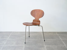 画像をギャラリービューアに読み込む, アルネ・ヤコブセンのアントチェア ローズウッドの三本脚