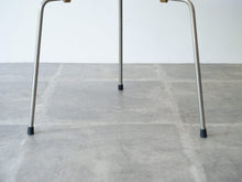 画像をギャラリービューアに読み込む, アルネ・ヤコブセンのアントチェア ローズウッド 三本脚