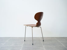 画像をギャラリービューアに読み込む, アルネ・ヤコブセンのアントチェア ローズウッドの三本脚 アントチェアの側面から背面