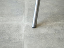 画像をギャラリービューアに読み込む, Todd Bracher Fritz Hansen T-No.1 glass tableトッド・ブレイチャー フリッツハンセン製 大きなガラステーブル 会議テーブルおしゃれ デザイナーズテーブル 10人用 スチールのフレームの脚先