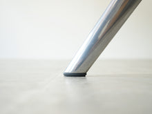 画像をギャラリービューアに読み込む, Todd Bracher Fritz Hansen T-No.1 glass tableトッド・ブレイチャー フリッツハンセン製 大きなガラステーブル 会議テーブルおしゃれ デザイナーズテーブル 10人用 スチールのフレームの脚先