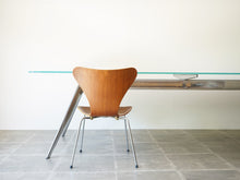 画像をギャラリービューアに読み込む, Todd Bracher Fritz Hansen T-No.1 glass tableトッド・ブレイチャー フリッツハンセン製 大きなガラステーブル 会議テーブルおしゃれ デザイナーズテーブル 10人用 アルネヤコブセンのセブンチェアを合わせて
