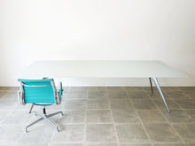 画像をギャラリービューアに読み込む, Todd Bracher Fritz Hansen T-No.1 glass tableトッド・ブレイチャー フリッツハンセン製 大きなガラステーブル 会議テーブルおしゃれ デザイナーズテーブル 10人用 ガラス天板 イームズのオフィスチェアを合わせて