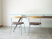 画像をギャラリービューアに読み込む, Todd Bracher Fritz Hansen T-No.1 glass tableトッド・ブレイチャー フリッツハンセン製 大きなガラステーブル 会議テーブルおしゃれ デザイナーズテーブル 10人用 ハンスJウェグナーのPP701を合わせたがこの椅子だと少しテーブルが高く感じる