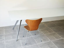 画像をギャラリービューアに読み込む, Todd Bracher Fritz Hansen T-No.1 glass tableトッド・ブレイチャー フリッツハンセン製 大きなガラステーブル 会議テーブルおしゃれ デザイナーズテーブル 10人用 アルネヤコブセンのセブンチェアを合わせて