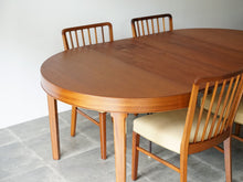 画像をギャラリービューアに読み込む, マホガニー材の北欧デザインのダイニングテーブルの延長板をつけた様子