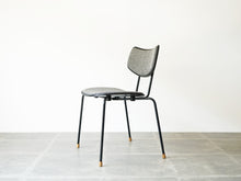 画像をギャラリービューアに読み込む, Vilhelm Lauritzen ヴィルヘルム・ラウリッツェン Vega チェア カール・ハンセン&サン製 白黒チェックのウール張り モノトーンインテリア 椅子の斜めアングル