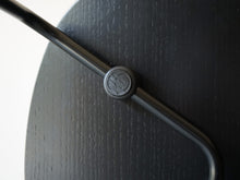 画像をギャラリービューアに読み込む, Vilhelm Lauritzen ヴィルヘルム・ラウリッツェン Vega チェア カール・ハンセン&サン製 白黒チェックのウール張り モノトーンインテリア 椅子の裏面に刻印入りのパーツ