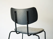 画像をギャラリービューアに読み込む, Vilhelm Lauritzen ヴィルヘルム・ラウリッツェン Vega チェア カール・ハンセン&サン製 白黒チェックのウール張り モノトーンインテリア 椅子の背面 オーク材