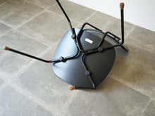 画像をギャラリービューアに読み込む, Vilhelm Lauritzen ヴィルヘルム・ラウリッツェン Vega チェア カール・ハンセン&サン製 白黒チェックのウール張り モノトーンインテリア 椅子の裏面