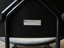 画像をギャラリービューアに読み込む, Vilhelm Lauritzen ヴィルヘルム・ラウリッツェン Vega チェア カール・ハンセン&サン製 白黒チェックのウール張り モノトーンインテリア 椅子の裏面にシリアルナンバー