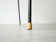 画像をギャラリービューアに読み込む, Vilhelm Lauritzen ヴィルヘルム・ラウリッツェン Vega チェア カール・ハンセン&サン製 白黒チェックのウール張り モノトーンインテリア 椅子の脚先にオーク材の靴