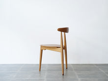 画像をギャラリービューアに読み込む, ハンスJウェグナーのハートチェアFH4103 3本脚チェア Hans J Wegner FH4103 HeartChair 椅子の側面
