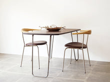画像をギャラリービューアに読み込む, Unknown furniture design Table with brown top アニノマスデザイン 小さなダイニングテーブル アシンメトリーなデザインのテーブル 1940年代ヴィンテージ 金属の脚 シンプルなダイニングとして