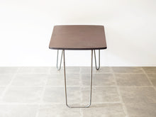 画像をギャラリービューアに読み込む, Unknown furniture design Table with brown top アニノマスデザイン 小さなダイニングテーブル アシンメトリーなデザインのテーブル 1940年代ヴィンテージ 金属の脚 やや上から