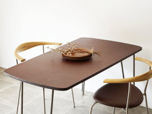 画像をギャラリービューアに読み込む, Unknown furniture design Table with brown top アニノマスデザイン 小さなダイニングテーブル アシンメトリーなデザインのテーブル 1940年代ヴィンテージ 金属の脚 シンプルなダイニングとして