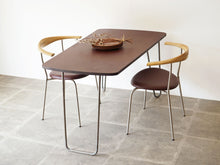 画像をギャラリービューアに読み込む, Unknown furniture design Table with brown top アニノマスデザイン 小さなダイニングテーブル アシンメトリーなデザインのテーブル 1940年代ヴィンテージ 金属の脚 シンプルなダイニングとして