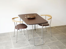 画像をギャラリービューアに読み込む, Unknown furniture design Table with brown top アニノマスデザイン 小さなダイニングテーブル アシンメトリーなデザインのテーブル 1940年代ヴィンテージ 金属の脚 シンプルなダイニングとして