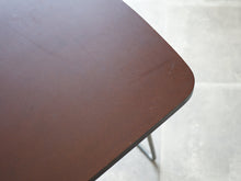 画像をギャラリービューアに読み込む, Unknown furniture design Table with brown top アニノマスデザイン 小さなダイニングテーブル アシンメトリーなデザインのテーブル 1940年代ヴィンテージ 金属の脚 天板に汚れや傷
